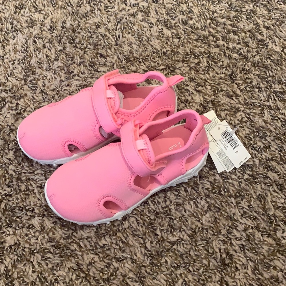 Gap Closed Toe Sandal Size 7/8